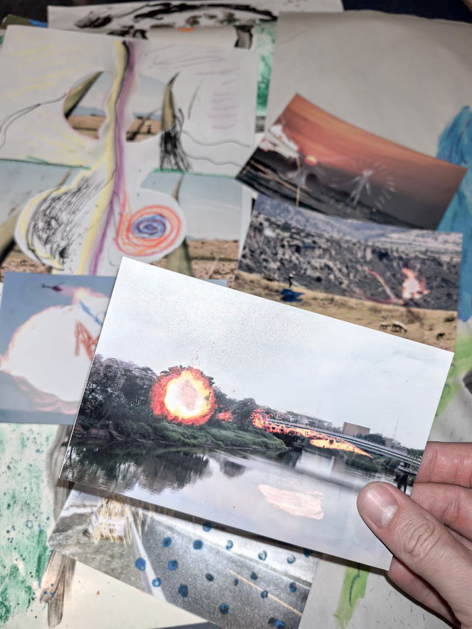 Mano sosteniendo fotografías impresas intervenidas con dibujo y color