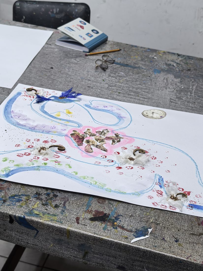 Obra colectiva sobre papel con acuarela, plumas, flores secas y objetos