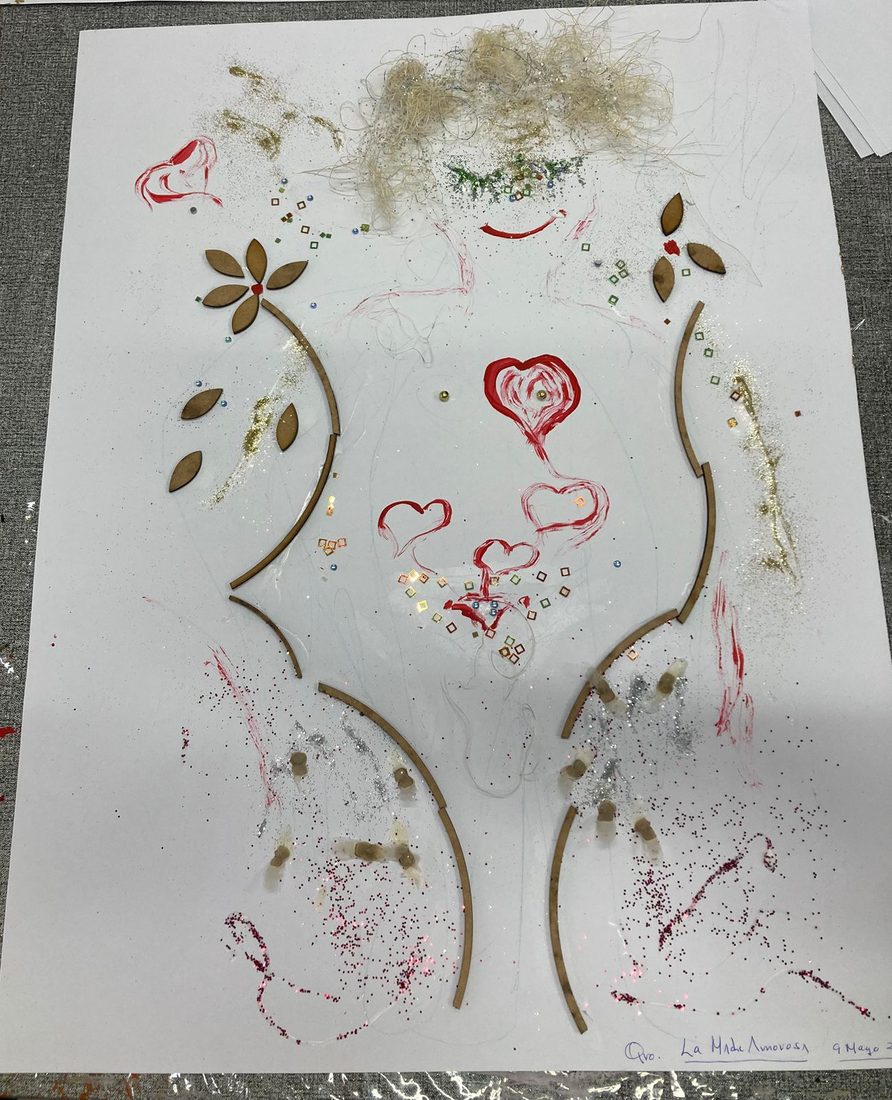 Obra de taller con glitter, madera y corazones pintados, titulada La Madre Amorosa