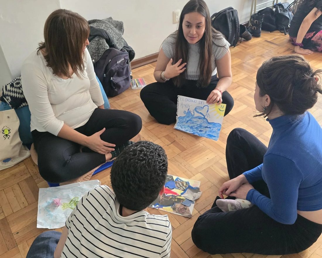 Círculo de participantes compartiendo sus obras en el seminario