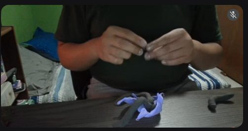 Manos moldeando material durante una sesión del taller