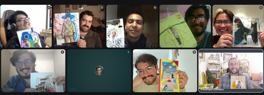 Grupo del taller en línea mostrando sus obras frente a la cámara